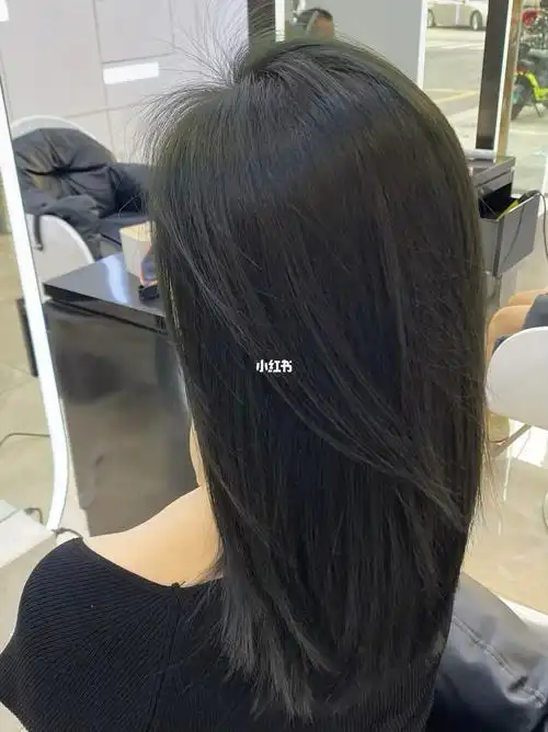 显白发色推荐烟熏灰绿厦门染发