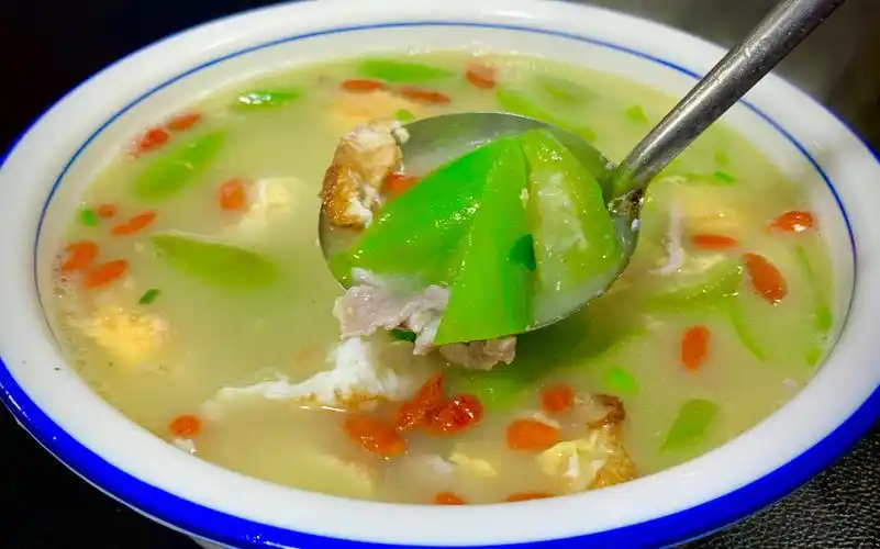 常喝这两样汤 补水润燥身体棒粥汤羹食疗食补【丝瓜毛豆煎蛋汤】做法