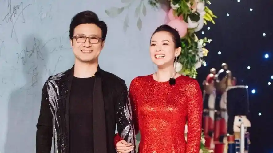 52岁汪峰精神饱满,44岁章子怡眼神空洞显老真不爱了_包括_音乐_事业