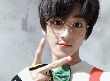 为啥何洛洛从不带眼镜?看他戴眼镜的样子,粉丝:求你赶紧摘下来