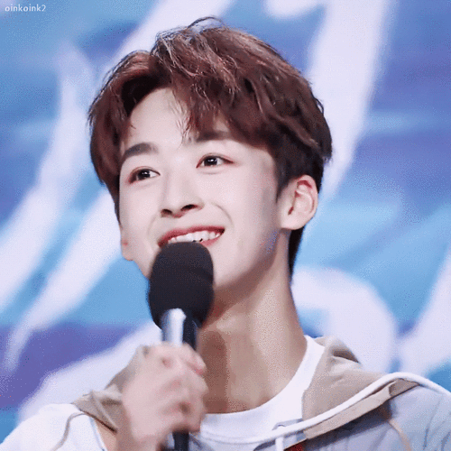 给r1se105号选手何洛洛的动图表白楼 洛洛的帅气美.