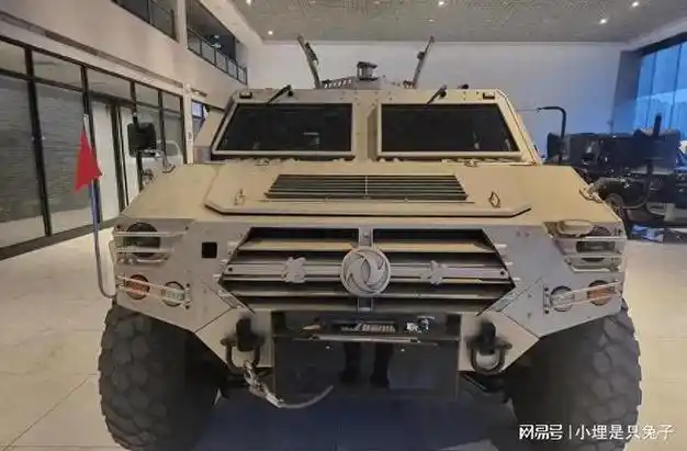 车行老板是军事迷花190万买军用版东风猛士置于店中只看不卖