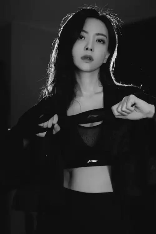 于文文演唱会穿紧身裤,被质疑私处轮廓可见,心脏的人看什么都脏