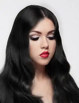 笑人粉碎机黑色快乐人笑014美丽的黑发模特,长头发和白色背景上的红唇