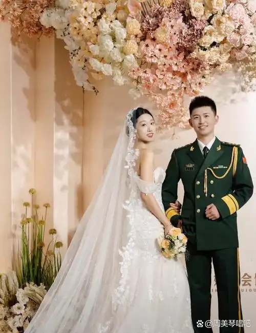 这对新婚夫妇,军装笔挺,肩章闪耀,肩带飘逸.