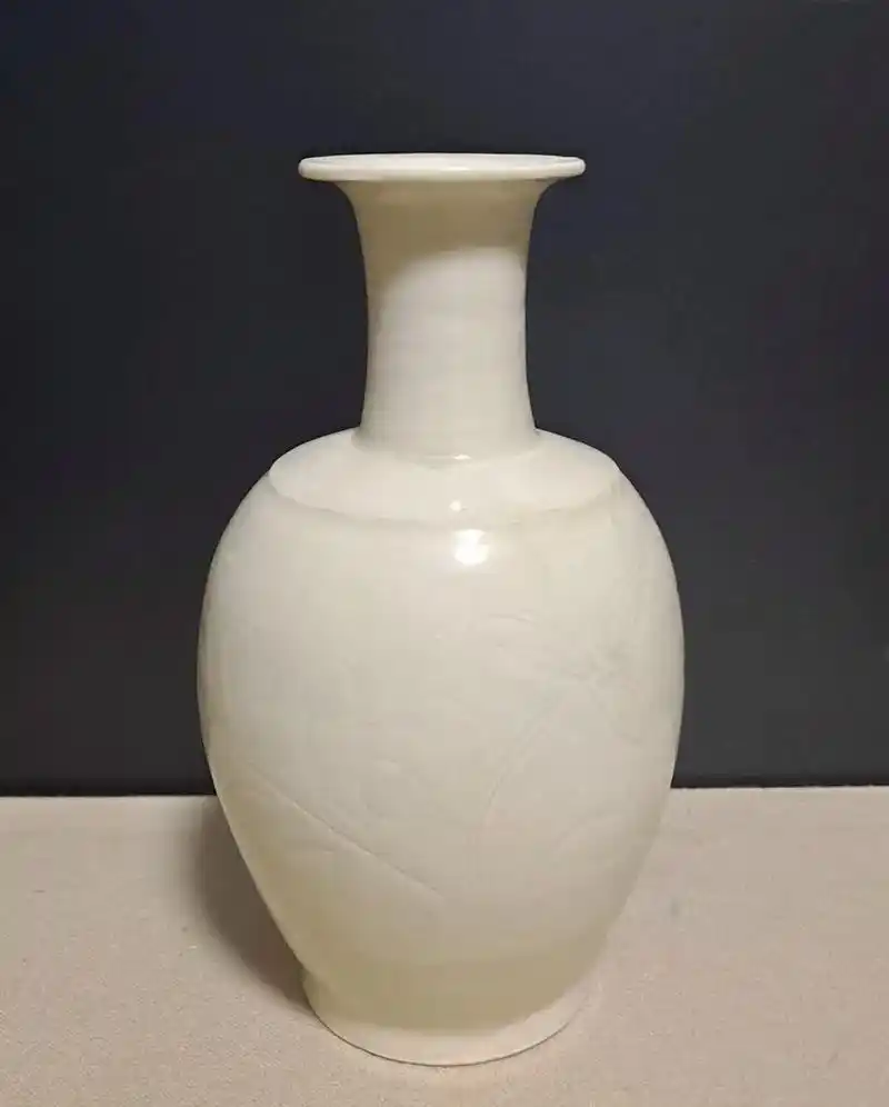 宋代定窑白瓷刻花小胆瓶,底部刻有"聚秀"款,比较少见,高14 - 抖音