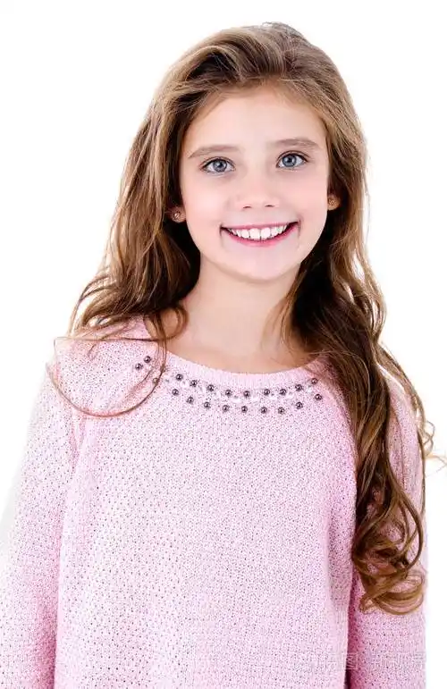 可爱微笑小女孩儿童孤立的肖像