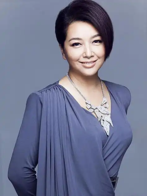 江珊的造型正面没啥亮点,一弯腰却很撩人,你觉得好看吗?