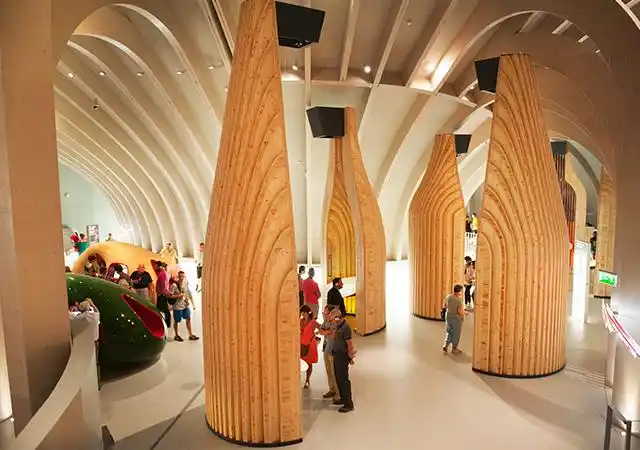 法国 耗时多年才完工落成的葡萄酒博物馆,位在红酒首都波尔多的加隆