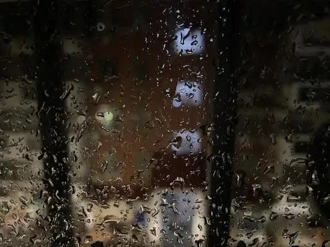 凌晨两点被雨吵醒