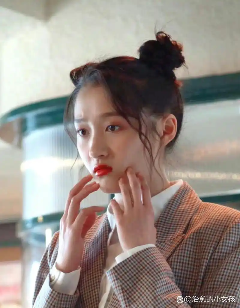 可爱的关晓彤扎了两个小丸子头