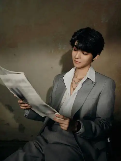 王俊凯|周杰伦长沙演唱会造型,穿着dior 2024早秋灰色