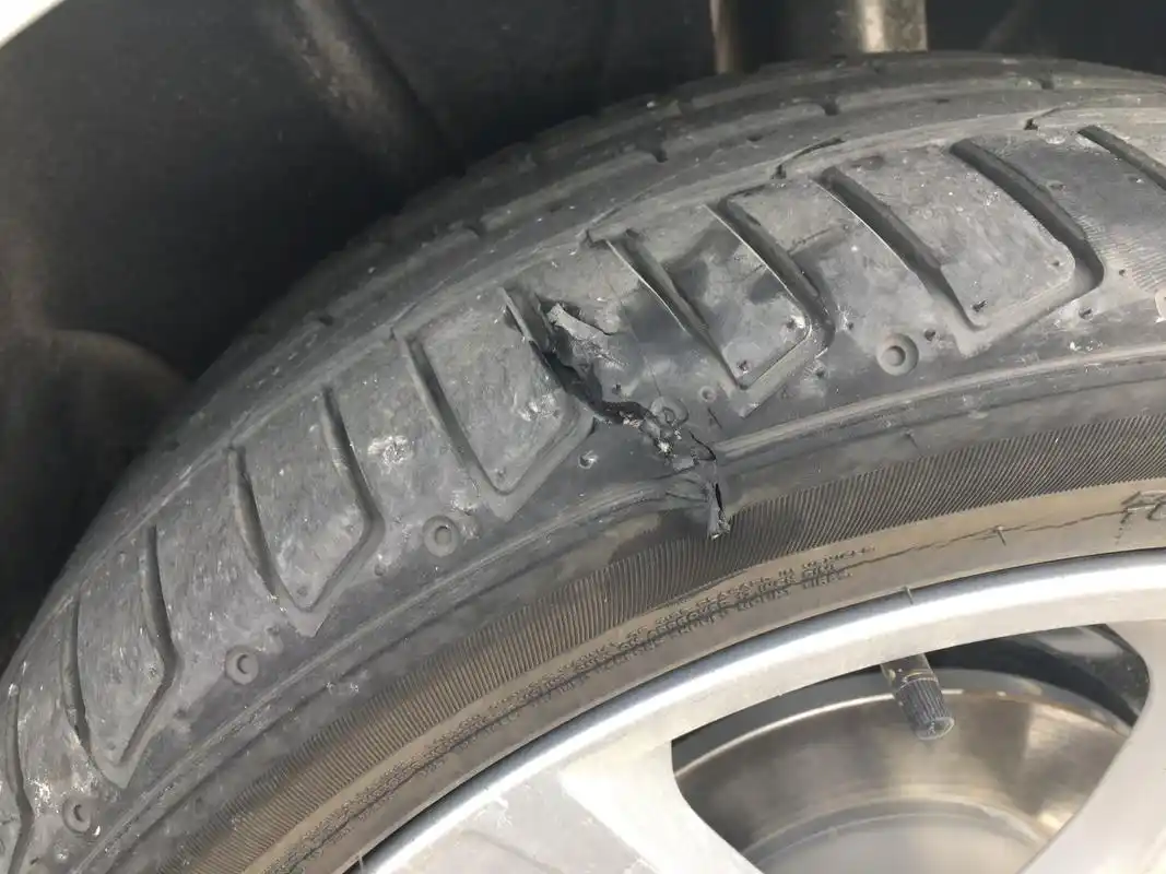 轮胎爆胎,新车刚五天,提车车胎气压大,正常行驶爆胎.