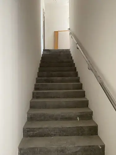 楼梯间也已粉好