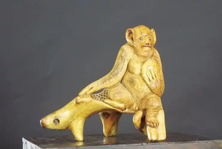 根雕金猴献瑞