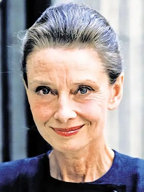 年轻时美貌惊人,晚年干瘦满脸皱纹依然优雅,赫本才是永远的女神