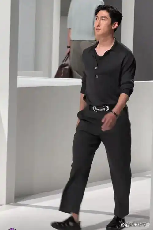 这种效果,让来自不同领域,不同身材的精英男性都能展现自己时尚的一面