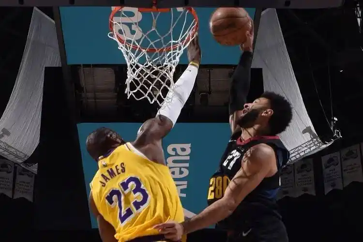 湖人被爆两大核心内斗,詹姆斯曾对戴维斯没有抢下篮板