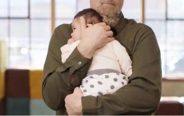 宝宝多大可以竖着抱起来正确姿势是什么(新生儿多大可以"竖着抱"?