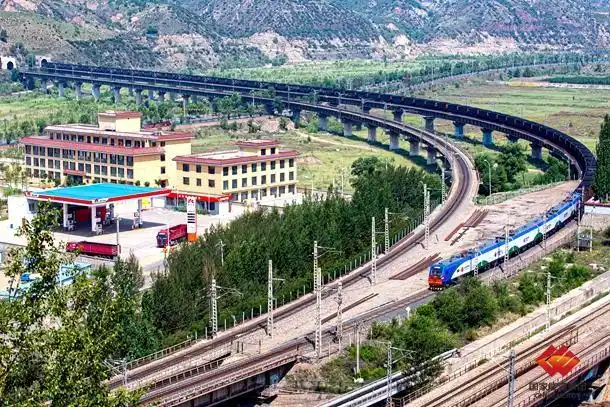 包神铁路神24机车牵引载重突破三百万吨