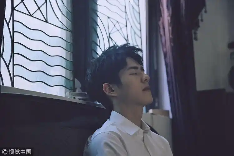 刘昊然白衬衫写真苏炸天扶额头睡颜惹人舔屏