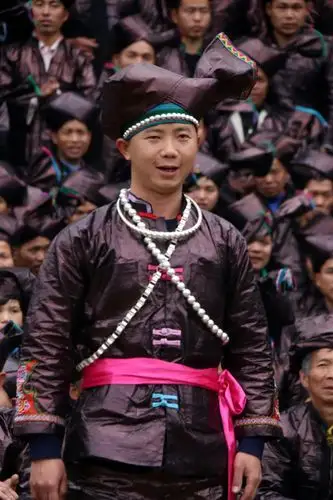 贵州黎平:侗寨千人男生侗族大歌展演