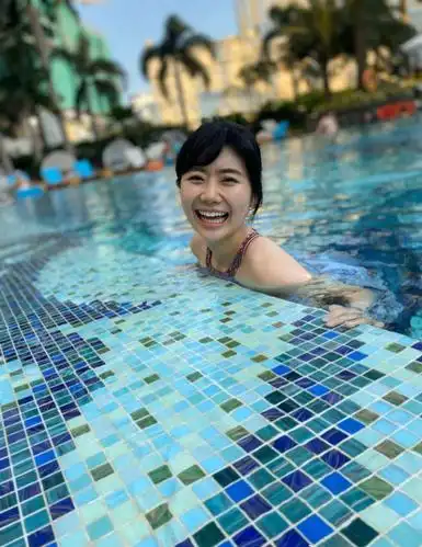 福原爱泳装身材性感苗条上围丰满圆润与老公泳池嬉戏秀恩爱