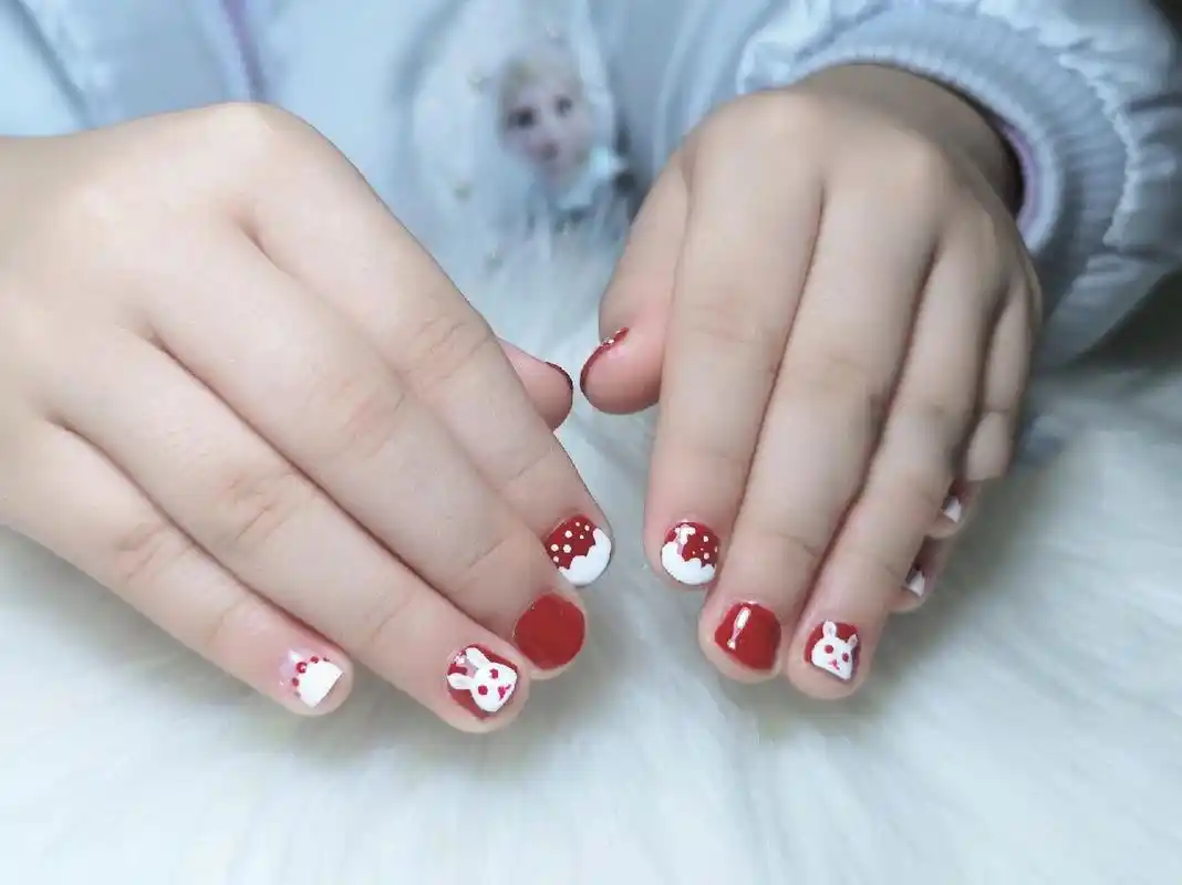 儿童美甲兔年美甲 一年级的小盆友的指甲太小了坐不住,洪荒之力都控制