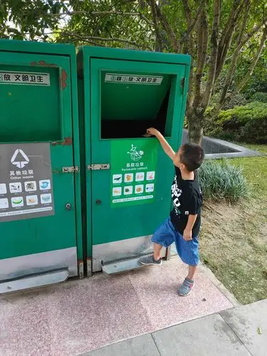 日常生活中,"垃圾"无处不在,家庭公寓里的垃圾筒,街头巷尾的