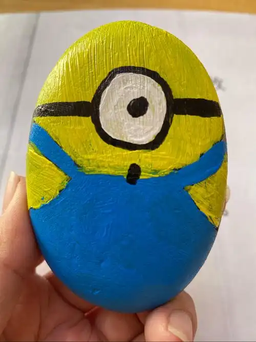 开营的第一节课就是石头画,选择了孩子们很喜欢的卡通形象——小黄人