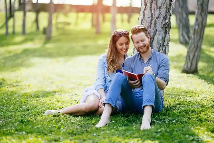 可爱_大学生_学习_户外_公园_高清图片_全景视觉