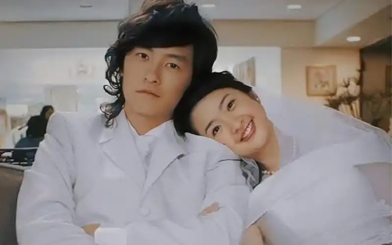 修复了一组江直树袁湘琴的婚纱照,在这场反串婚礼中湘琴穿上了西装