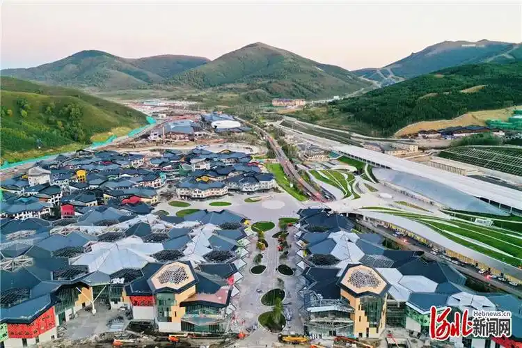 图为青山环抱下的太子城冰雪小镇.李小永摄