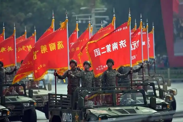 这些受阅战旗是由鲜血染红!