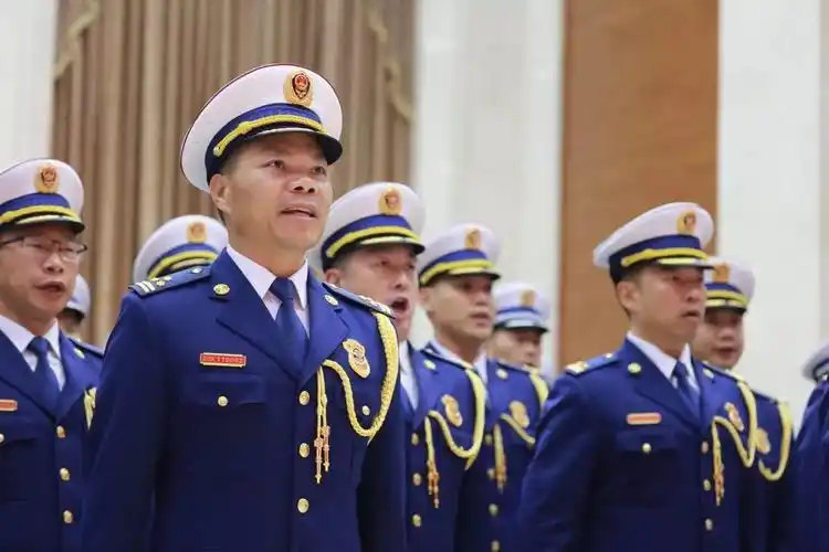 新旗帜新风貌丨广西消防救援总队举行授旗授衔和换装仪式