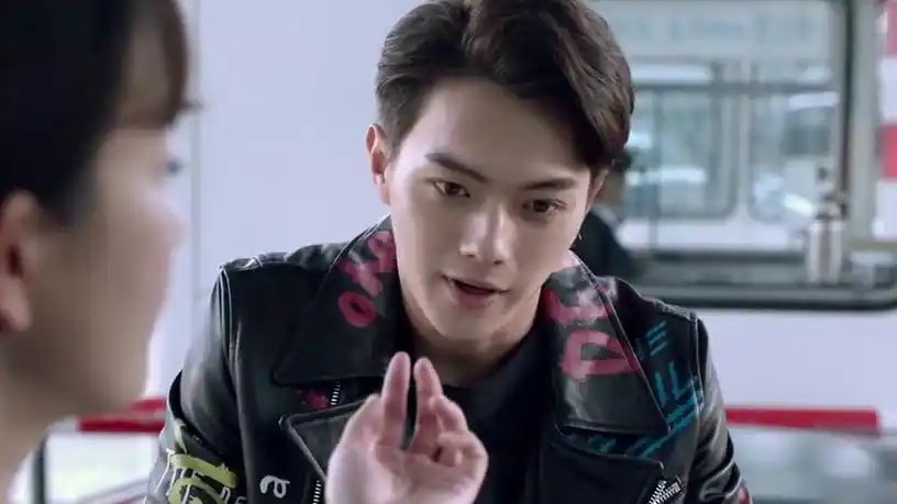 是向往的爱情 《蓝色生死恋》片段:许凯靠颜值堵了收费站 赵露思却看