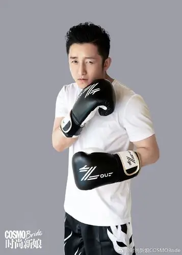 图片   3月15日晚,冉莹颖在微博晒出一组与老公邹市明拍摄的婚纱写真