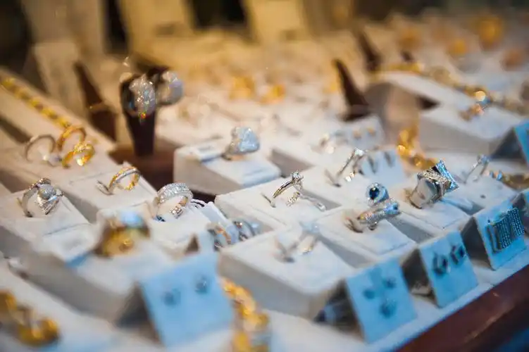 展示项链 戒指耳环成套首饰店的橱窗