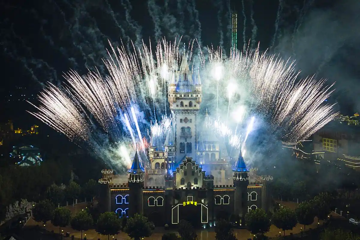 株洲方特夏日城堡烟火引爆暑期游