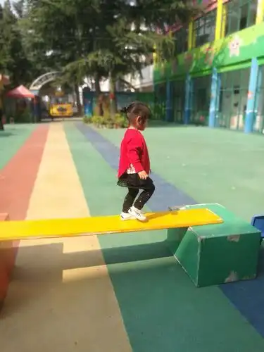 伊滨区中心幼儿园小一班课间游戏:过独木桥!