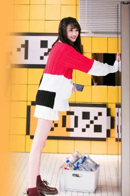 郑爽再官宣综艺,穿黄黑撞色套装配泡面哪吒头,活力十足似小学生