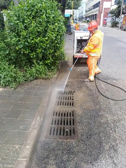 清理茅洲河周边排水口中