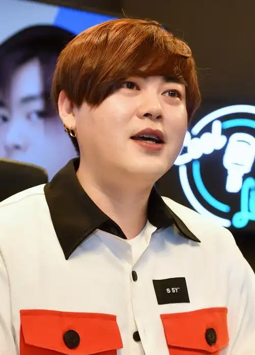 "元祖偶像"文熙俊"像职场人一样上班…另样的魅力"