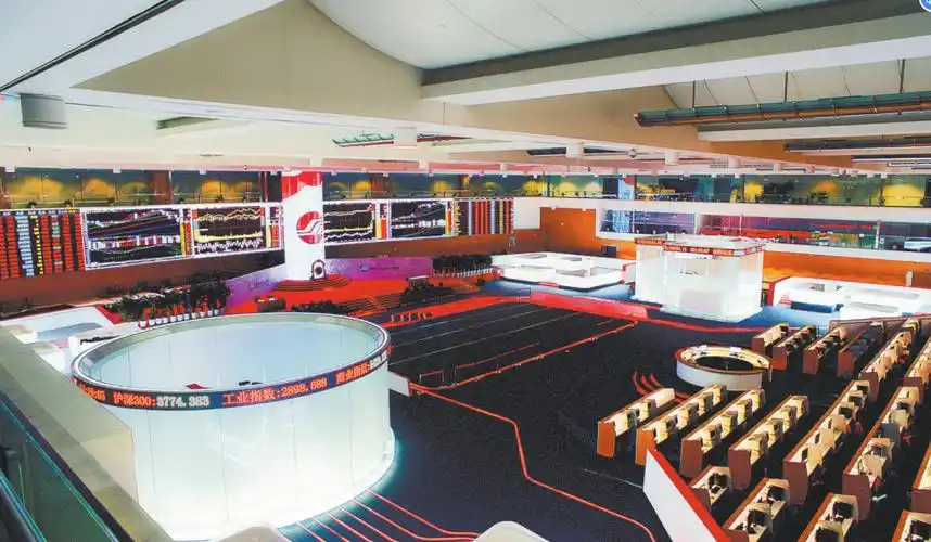 位于上海证券大厦的上海证券交易所交易大厅内景.