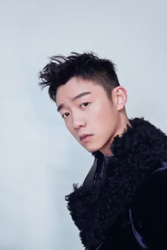 郑恺亮相周年派对 丝绒西装优雅帅气