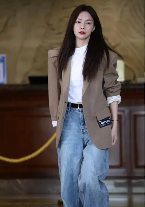 沈梦辰图片及个人资料简介沈梦辰拼接西装配露脐背心