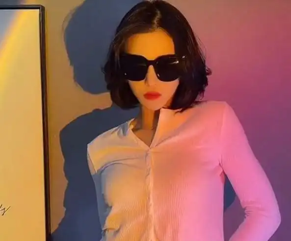 不做网红还能当明星?万小七撞脸陈妍希,难怪能超越郝一点