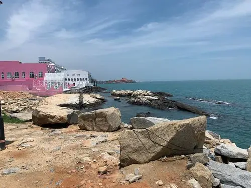 五月福建石狮市的海边黄金海岸海水清澈见底退潮遇到了意想不到的惊喜