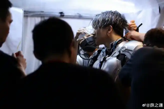 薛之谦铠甲好像漏电了##薛之谦在舞蹈赛道也有一席之地