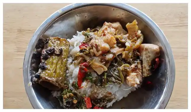 广西一男子在朋友圈晒出单位食堂饭被人吐槽寒酸网友却馋哭了